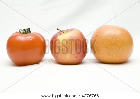 Manzana, tomate y naranja