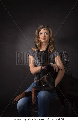 Donna con cane Dobermann