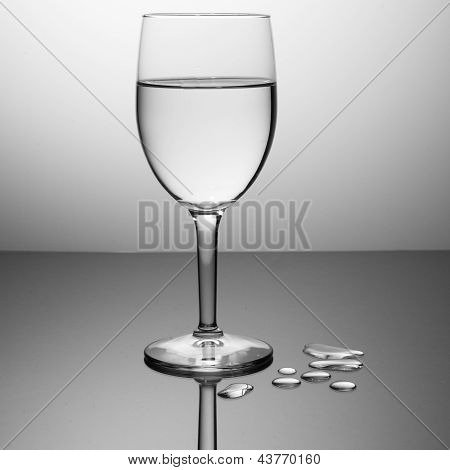 Vetro con acqua e gocce