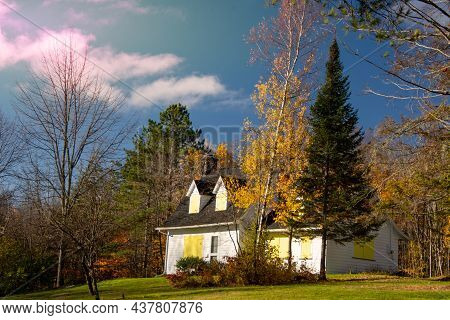Beautiful Country House In Autumn, Magog, Estrie, Quebec, Canada, 2021 10 27