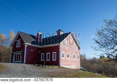 Beautiful Country House In Autumn, Magog, Estrie, Quebec, Canada, 2021 10 27