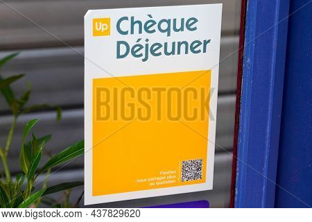 Bordeaux , Aquitaine France - 10 25 2021 : Cheque Dejeuner Logo Brand And Text Sign Label On French 