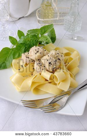 Włoski makaron - Pappardelle z filet z kurczaka w sosie śmietanowym