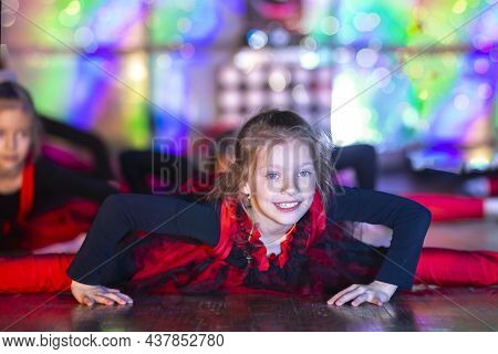 A Funny Little Girl With A Good Stretch Does A Dance On Stage.