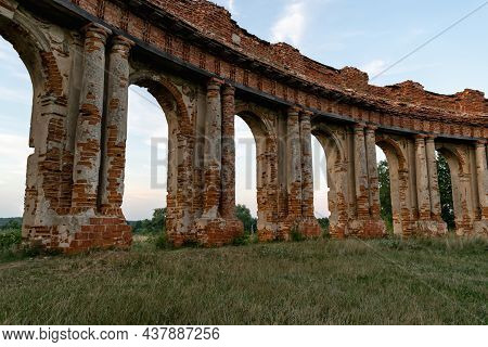 Ruzhany, Belarus - August 2021: The Palace Complex Of The Sapieha Princes In Ruzhany At Sunset On A 
