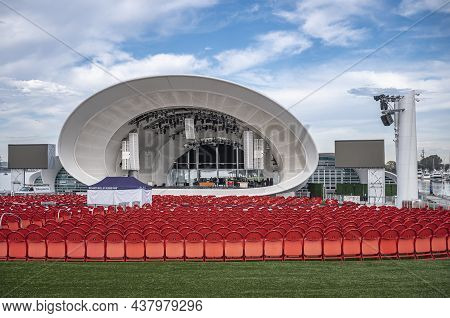 San Diego, California, Usa - October 4, 2021: The White Rady Shell Concert Venue At Jacobs Park. Fie