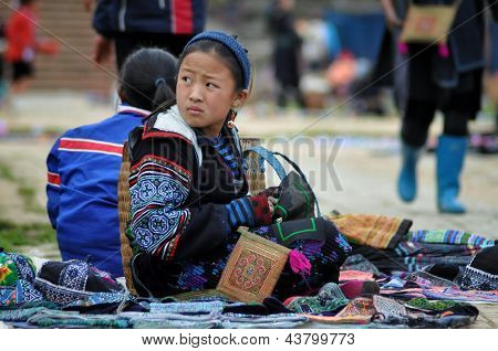 Černá a květ H'mong žena prodejci v tržnice Sapa, Vietnam