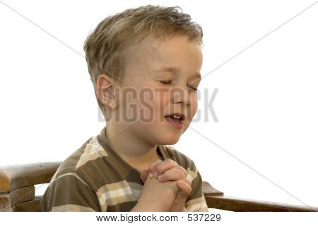 Kleine jongen bidden