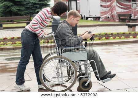 カメラ付き車椅子の男