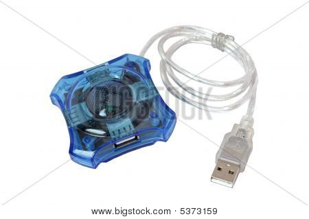 ฮับ USB พอร์ตสีฟ้าสี่แยกต่างหากบนพื้นหลังสีขาว