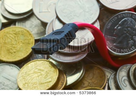 Sata 컴퓨터 코드와 동전 더미