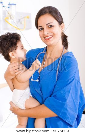 Bebê e médico pediatra