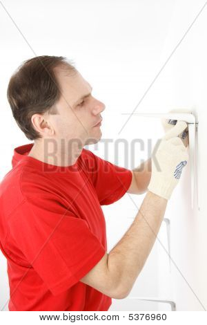 Uomo installazione uncinata