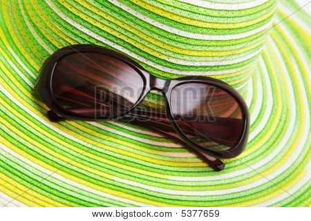 Slaměný klobouk a brýle