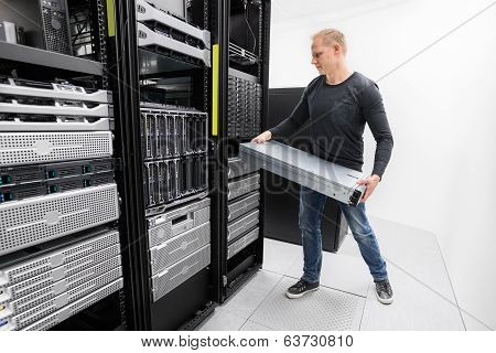 Woring IT consultant install rack server