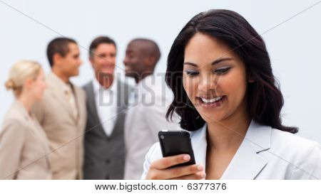 Sorrindo étnica empresária enviando um texto