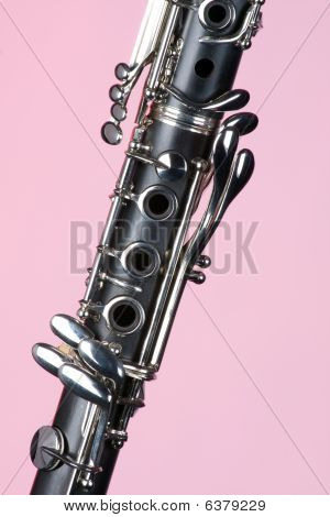 Strumento musicale clarinetto isolato su rosa