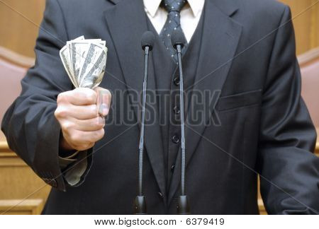 政客控股钱