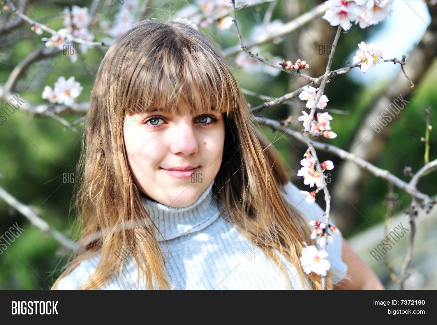 Зима для детей. Фотосессия на природе. Группа подростков на улице. Портрет подростка мальчика. Влюбленные весной.