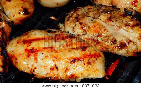 Čerstvé grilované kuřecí prsa na grilu