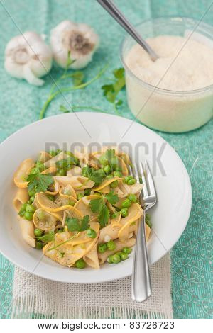 penne pasta with zucchini and peas