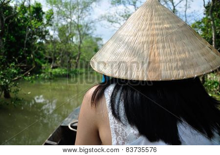 Chinese woman wearing a Non La