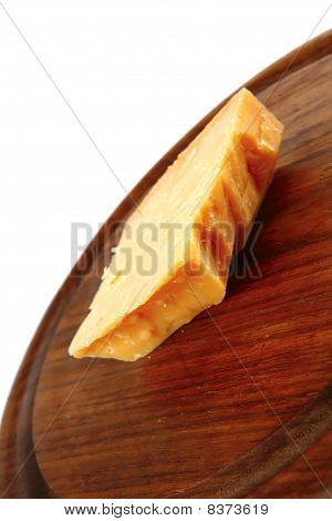 solide Gauda Käse auf Holz