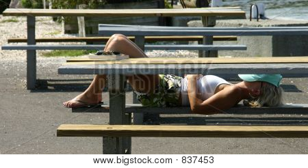 Pige hviler på bench2