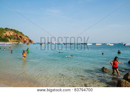 Pattaya, Thailand - January 1, 2015:  Tourists Playing At Beach, In Ko Lan ( Larn Island ) On Januar