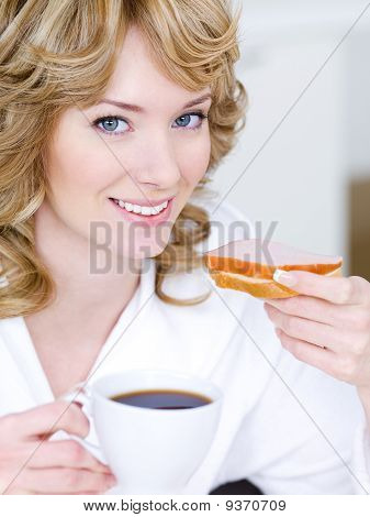 Lächelnde Frau mit Tasse Kaffee