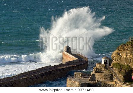 สาดคลื่นขนาดใหญ่ในท่า Portreath UK คอร์นวอลล์