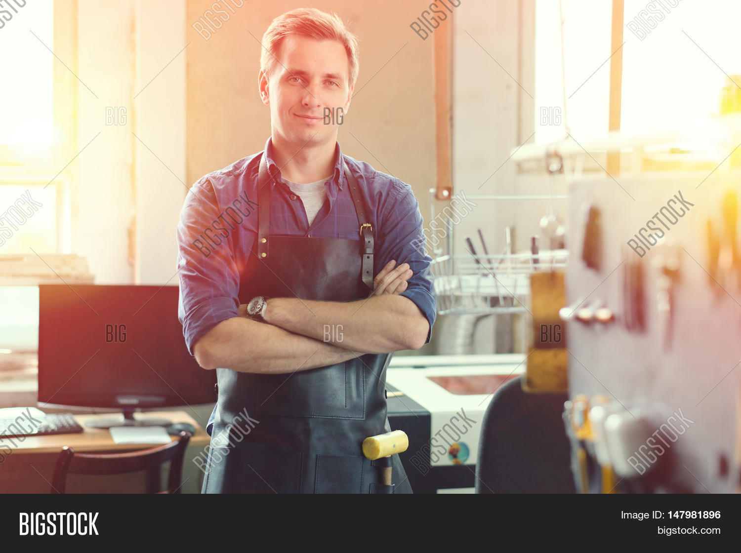 Хозяин мастерской назывался. Хозяин мастерской назывался. Хозяин мастерской. Хозяин мастерской назывался. Рабочие в мастерской.