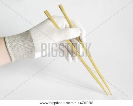 Man mano con le bacchette In guanti bianchi