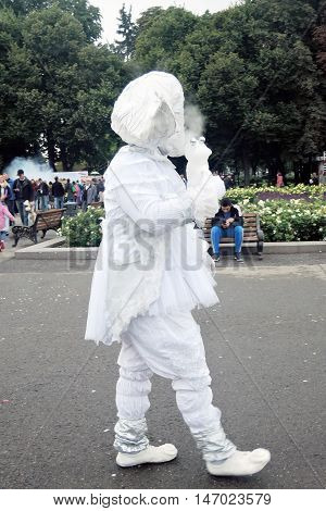 MOSCOW - SEPTEMBER 11 2016: Street actors perform in Gorky recreation park in Moscow. Moscow City Day celebration 869th anniversary. Color photo.