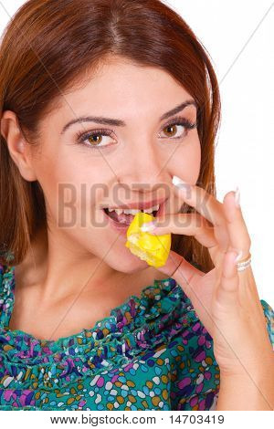 Donna attraente con una torta. Ritratto di close-up. isolated on white