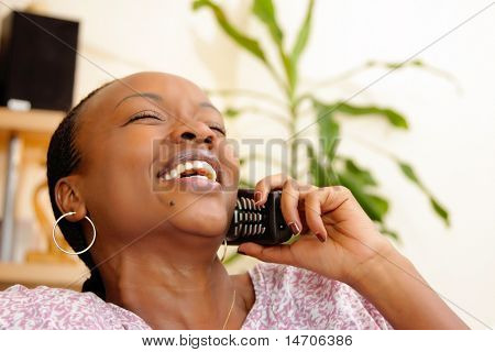 Obrázek šťastné ženy na telefonu doma