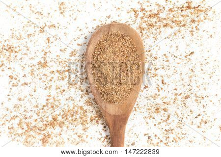 Ground Wheat into a spoon. Trigo para quibe. Kibbeh