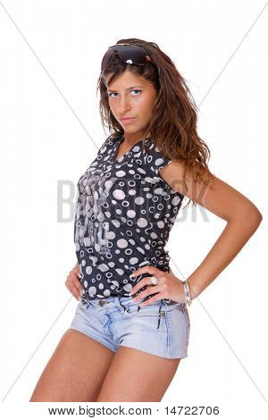 jovem mulher em estúdio de shorts jeans branco