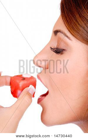 Donna attraente con una torta. Ritratto di close-up. isolated on white