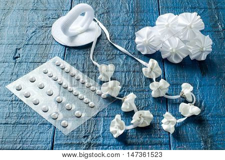 Making beautiful bows for decoration hair and gifts in the art kanzashi. Step by step photo instructions. Step 4. Making pendants sticking beads fixing elastics