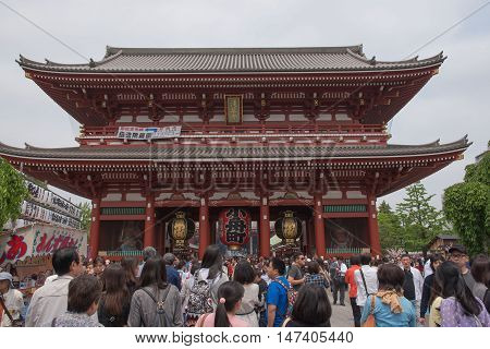 SENSOJI TEMPLE, JAPAN - MAY 2 , 2016: The Kaminarimon (Thunder Gate), the gate of Sensoji Temple and the symbol of Asakusa, Tokyo, Japan. MAY 2 2016