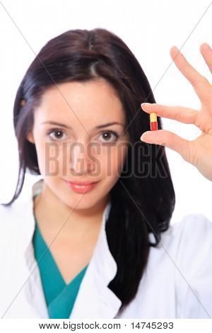 年轻女人拥有红色和黄色的药丸胶囊-将它提供给病人-孤立的上白 ba