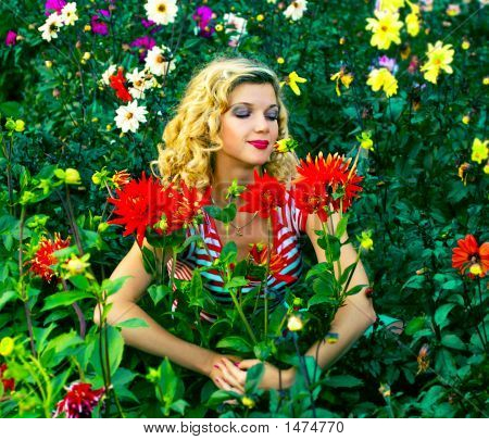 Bella ragazza abbracci Dahlia fiori