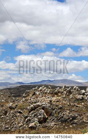 ภูมิทัศน์หินในเหนืออังเดสของเปรูใกล้ Cajamarca