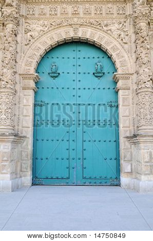มุมมองของประตูไม้ที่มหาวิหารของ Cajamarca เปรู