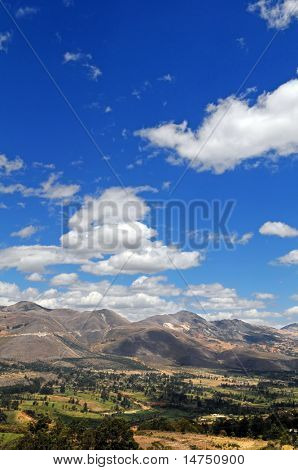 ภูมิทัศน์ที่มีสีสันใน Cajamarca ในอังเดสทางตอนเหนือของเปรู