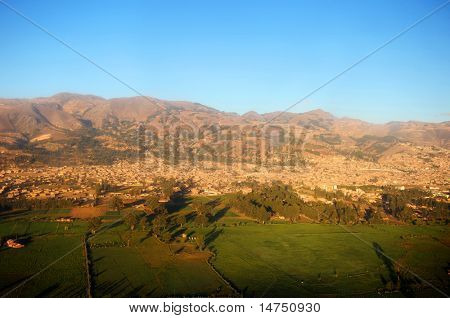 เมืองของ Cajamarca เปรูมองจากทางอากาศ