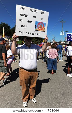 SAINT LOUIS, MISSOURI - 12 settembre: Uomo con il cartello al rally dei Tea Party Patriots in Downtow