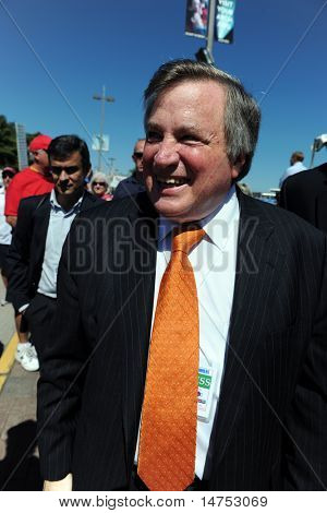 SAINT LOUIS, MISSOURI - 12 settembre: Dick Morris agitando mani al rally dei Tea Party Patriots