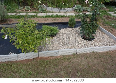 Earth is covered with a special cloth on top of the gravel. Water is supplied to the plants, and there is no sunlight, so the weed does not grow